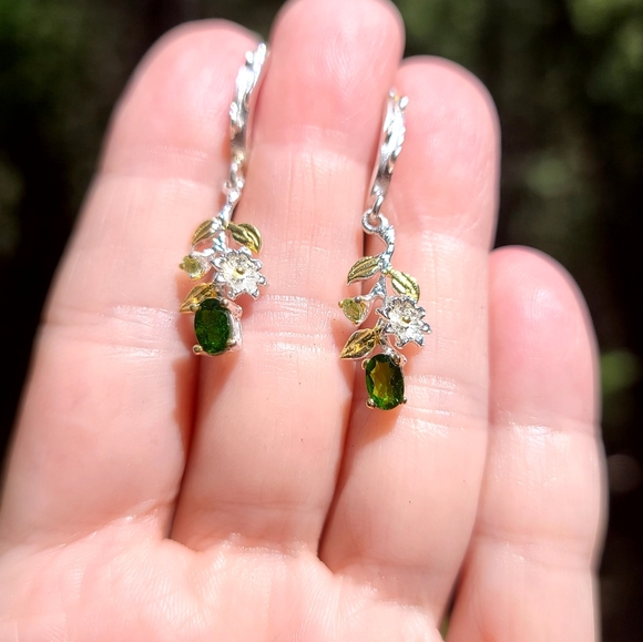 Stunning Chrome Diopside & Peridot sterling floral earrings - Picture 7 of 15